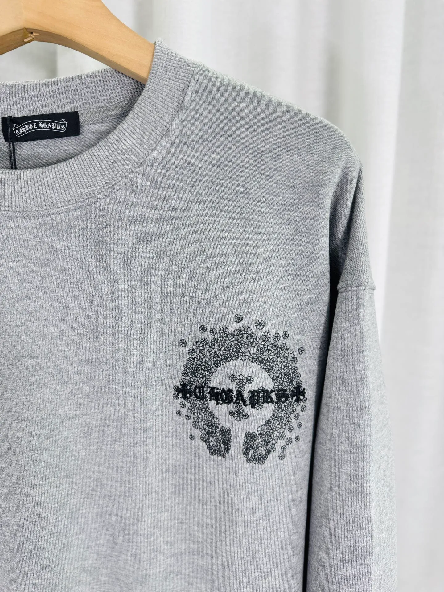 P260 top version, real shot without P, ​​different from market currency) 𝗖𝗵𝗿𝗼𝗺𝗲 𝗛𝗲𝗮𝗿𝘁𝘀/Cro Heart 2025 washed patch embroidery autumn and winter new original single counter American laser burnt 3D three-dimensional color embroidered couple casual sweatshirt 👑The highest version! Customized fabric 430g tripe terry fabric! American acid-washed and distressed original fabric laser burnt ✟appliqué embroidery and exquisite embroidery of letters! The best-selling model in the counter, very comfortable to wear. Accessories: original molded and authenticated collar label➕100% silk wash label. Genuine purchase-grade original hangtag➕matching hanging rope➕3D hanging beads➕original packaging bag. Craftsmanship: The original version has consistent wiring! The highest version of the armhole matching technique! Color: Gray Black Size: S M L XL Style Number: 25-332